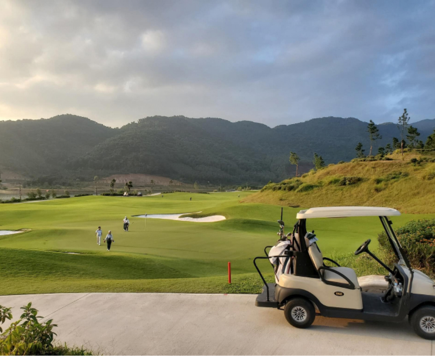 12 Young men and women of Happy golf club on Thanh Lanh golf course 2022