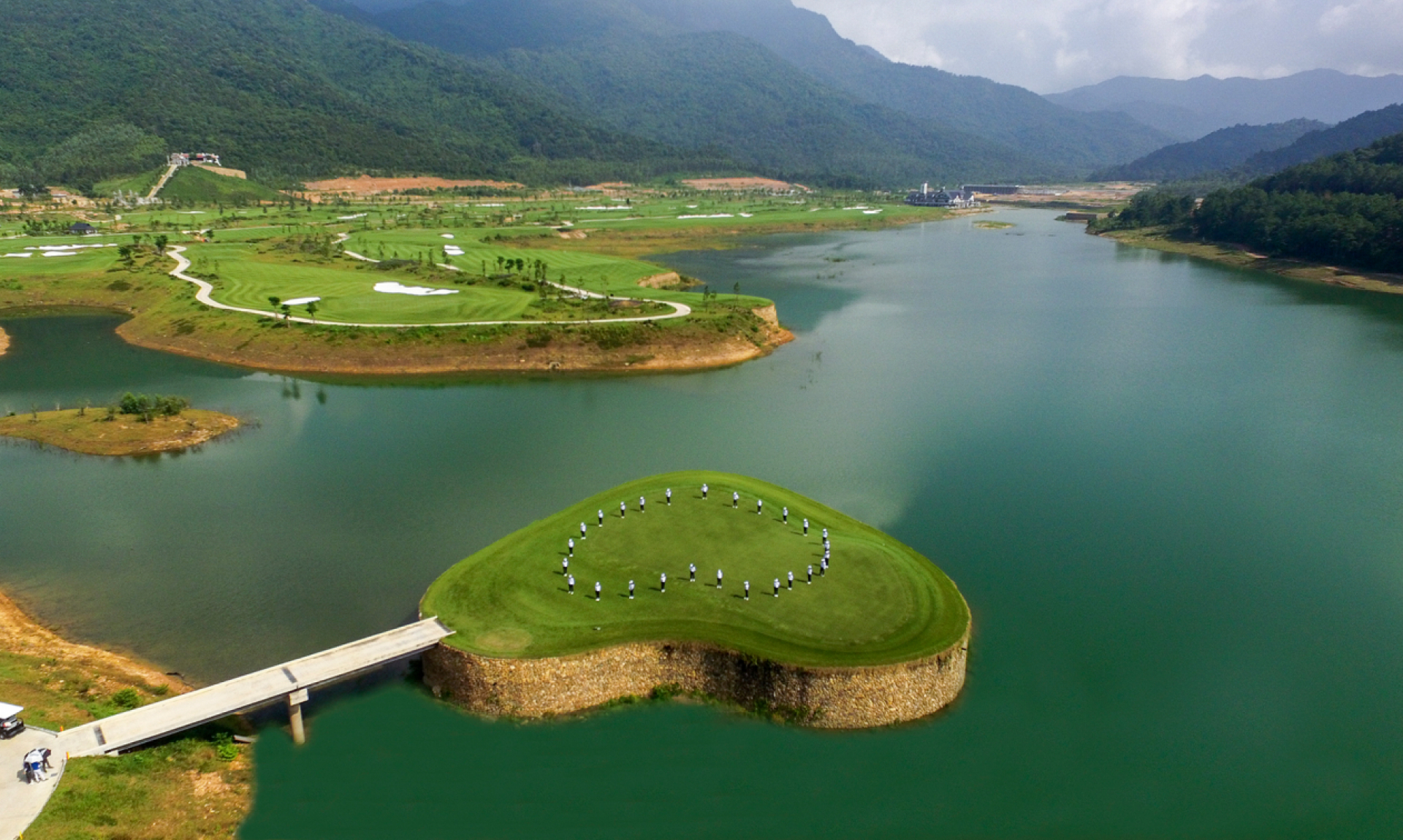 HỐ 14 PAR 3: ốc Đảo trái tim xanh